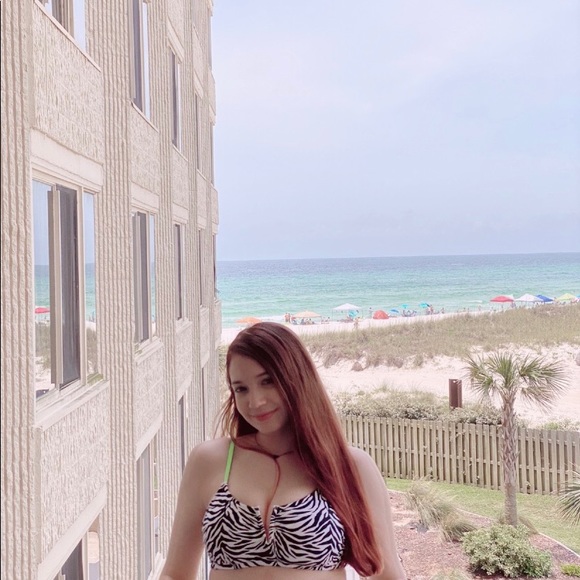 Meet your Posher, Brooke - Picture 1 of 1